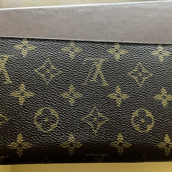 Louis Vuitton Voyage Monogram Wallet - Picture 3 of 7